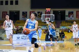 亚博体育入口-广东宏远迎欧冠关键赛；清晨扳平良机；态度坚定；年轻球员得到机会