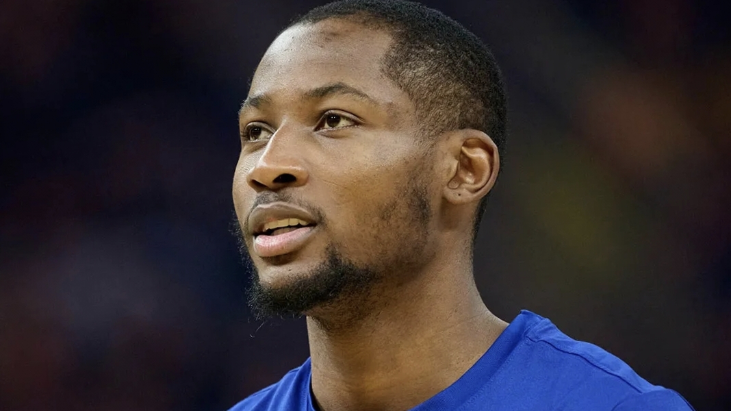 金州勇士训练开放日，清晨队长鼓劲引欢呼，NBA季后赛在即，团队化学反应显著